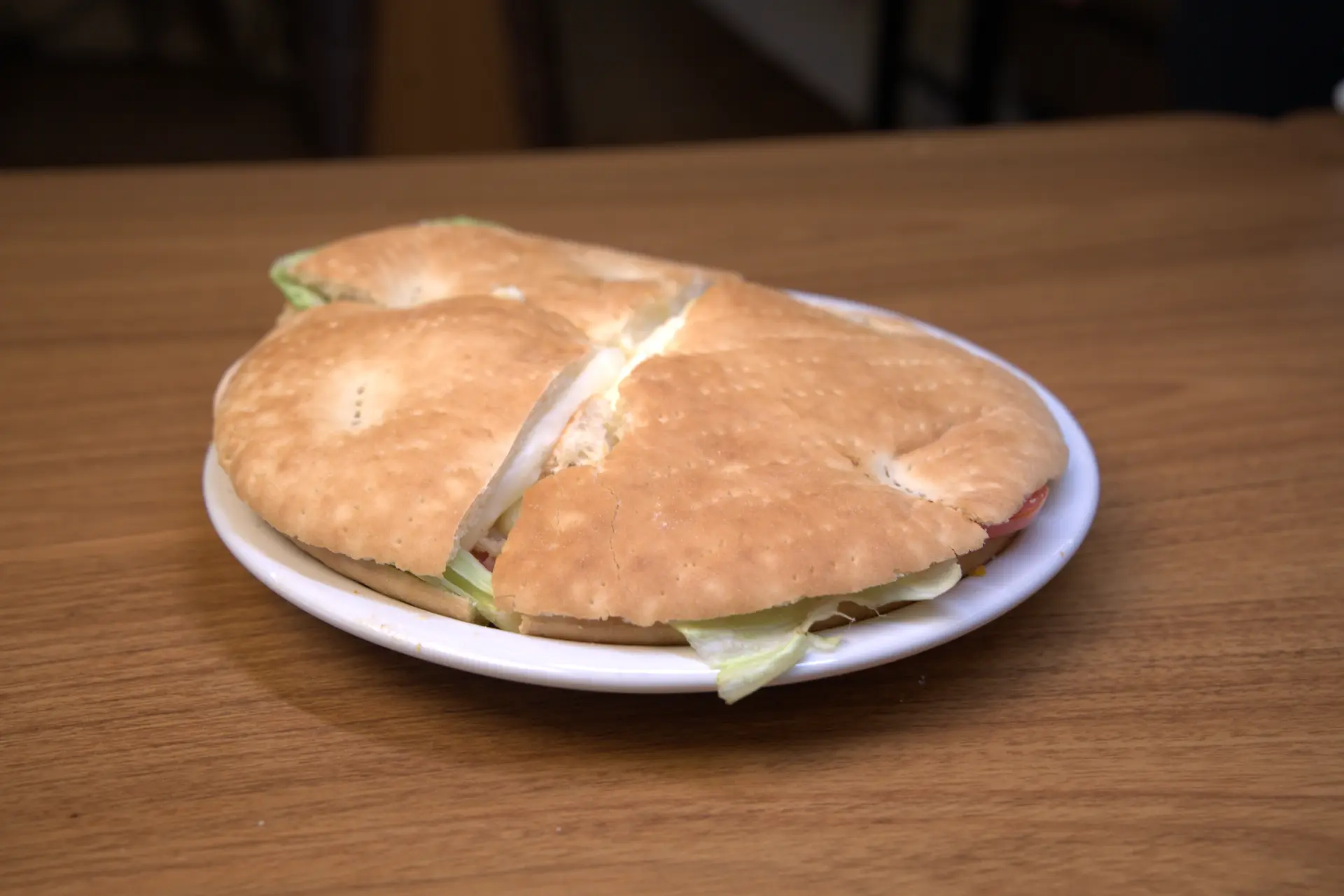 Sanduíche beirute com pão sírio, carne, queijo e salada
