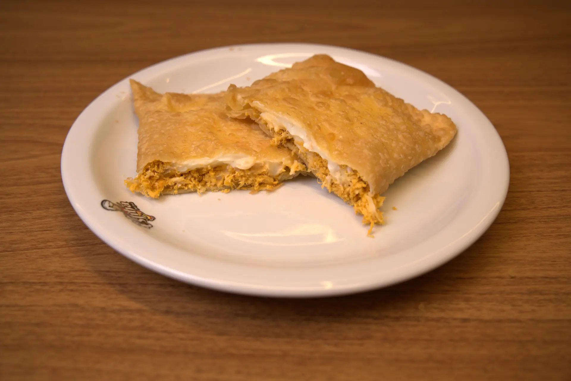 Pastel frito dourado e crocante servido em prato