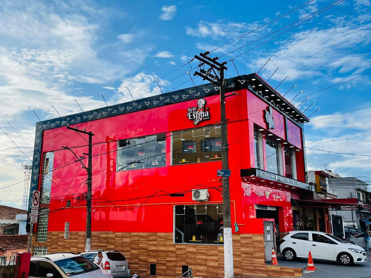 Fachada da Rede Da Esfiha Vila Moraes durante o dia, prédio vermelho de dois andares com letreiro da marca